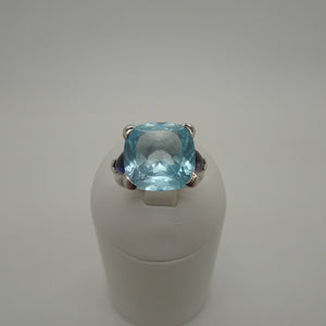Bague en or blanc 18K avec aigue marine centrale - T 57