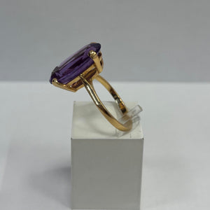 Bague en or jaune 18 carats avec pierre ovale