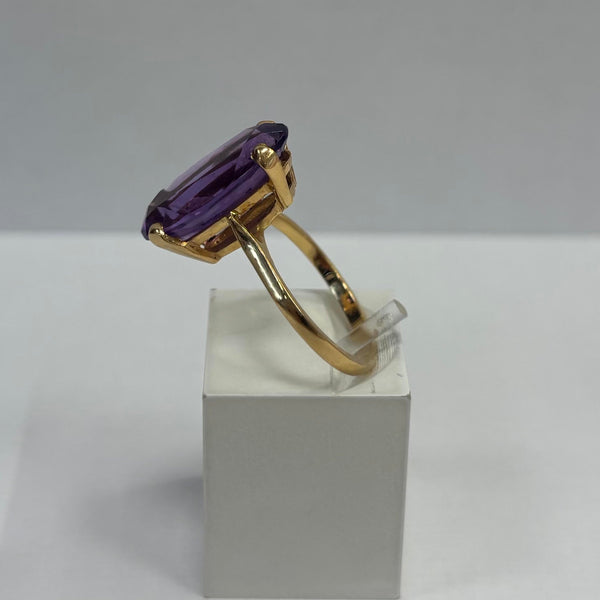 Bague en or jaune 18 carats avec pierre ovale