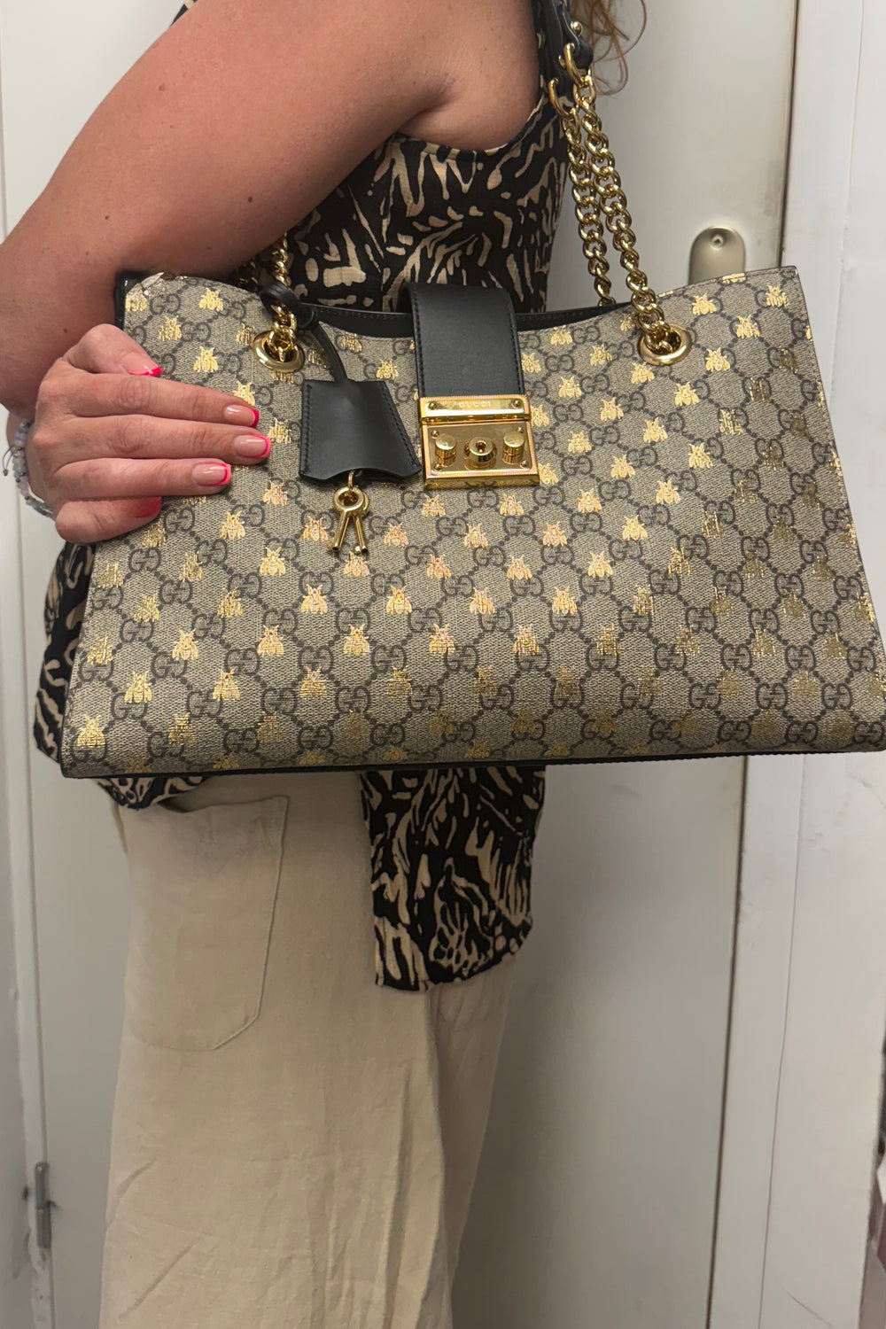 Sac à main Gucci Padlock – Toile siglée beige et cuir noir