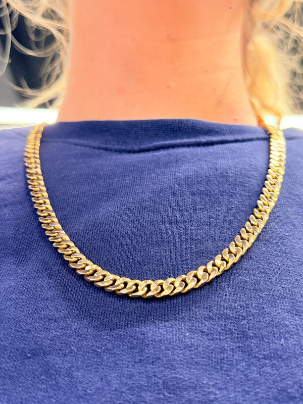 Longue chaîne en or jaune 18k