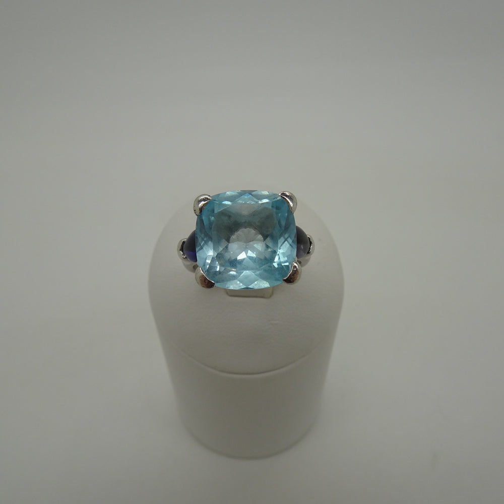 Bague en or blanc 18K avec aigue marine centrale - T 57