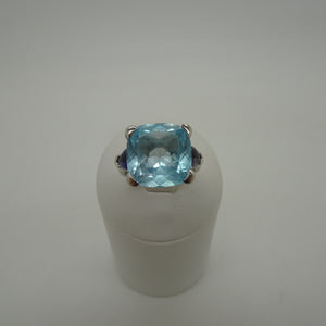 Bague en or blanc 18K avec aigue marine centrale - T 57