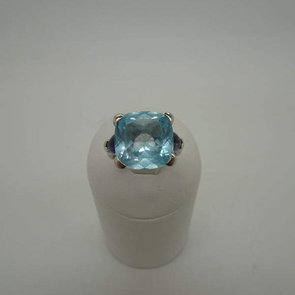 Bague en or blanc 18K avec aigue marine centrale - T 57