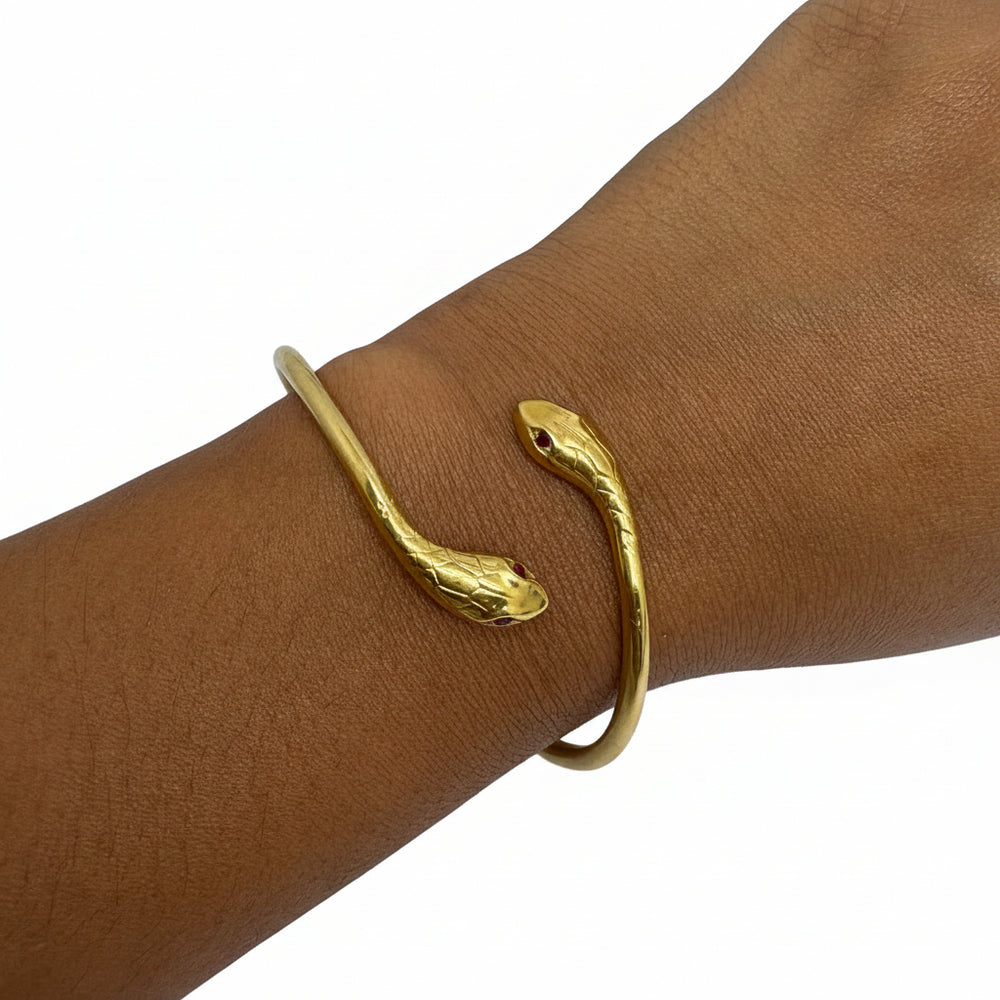 Bracelet Jonc en or jaune avec 4 Rubis 18 K - 10.71 Grs