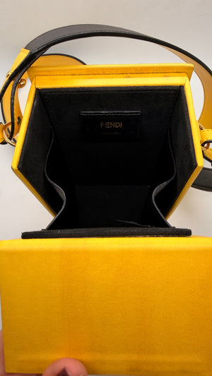 Pochette Fendi jaune en cuir de veau