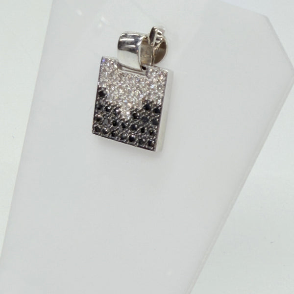 Pendentif en or blanc avec diamants noirs et blancs