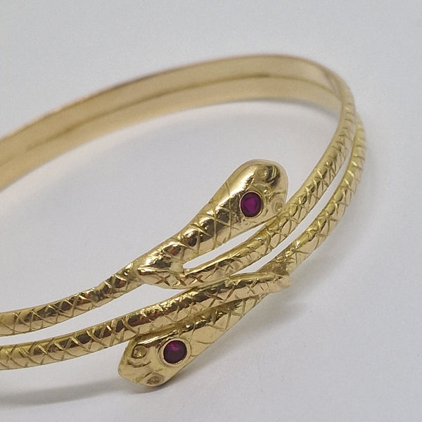 Bracelet Jonc Serpent en Or Jaune 18 Carats avec Rubis 28.31 Grs