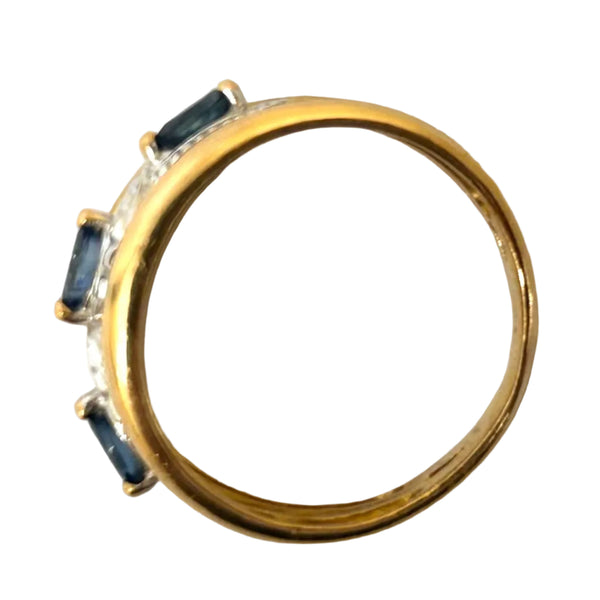 Bague en Or Jaune avec 3 Saphirs entourés d’effets diamantés