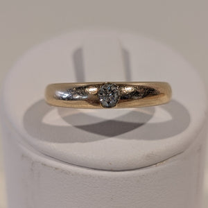 Jonc en or jaune 18 carats serti d'un Diamant