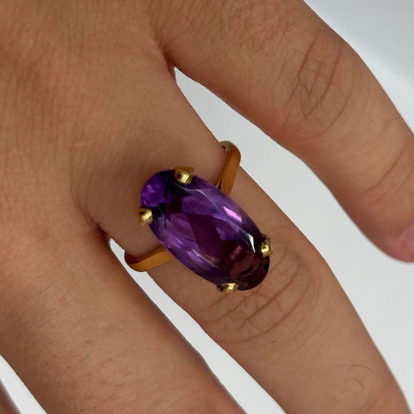 Bague en or jaune 18 carats avec pierre ovale