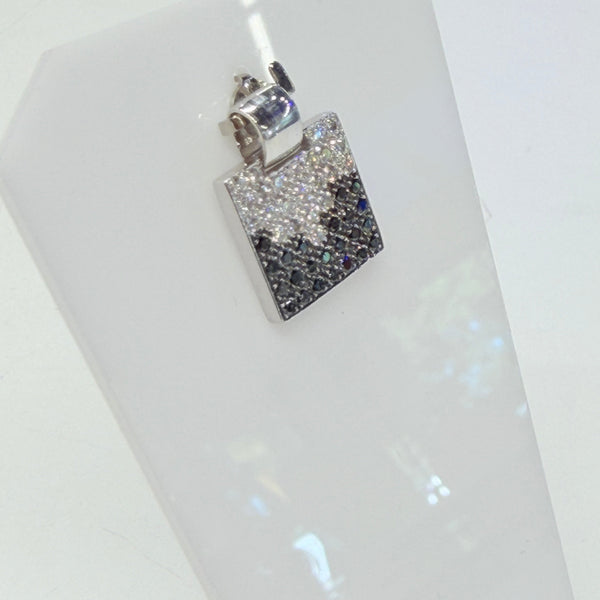 Pendentif en or blanc avec diamants noirs et blancs