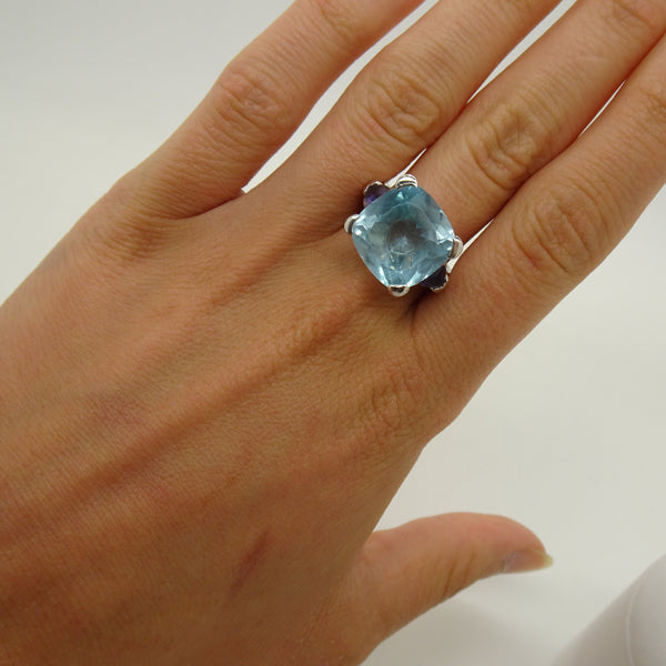 Bague en or blanc 18K avec aigue marine centrale - T 57