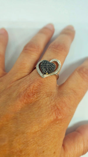 Bague Coeur en Or Blanc 18k avec Diamants Noirs et Blancs