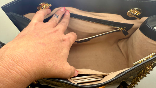 Sac à main Gucci Padlock – Toile siglée beige et cuir noir