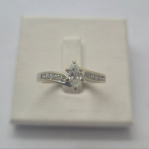 Bague marquise en or blanc 18 carats avec diamants