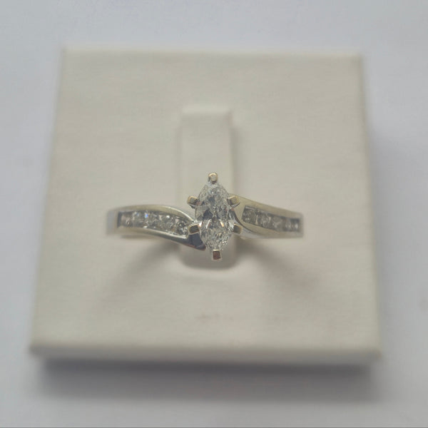 Bague marquise en or blanc 18 carats avec diamants