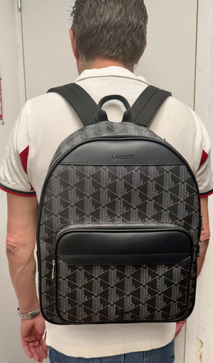 Sac à dos Monogram Lacoste The Blend – Coloris Noir et Gris