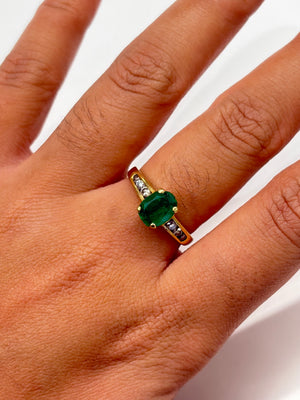 Title: Bague en or jaune avec emeraude et diamants