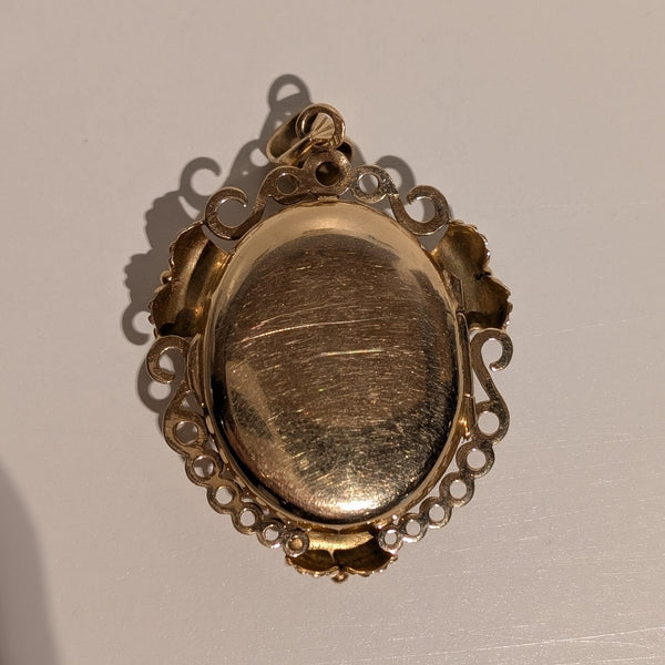 Pendentif boite en or jaune avec perles naturelles