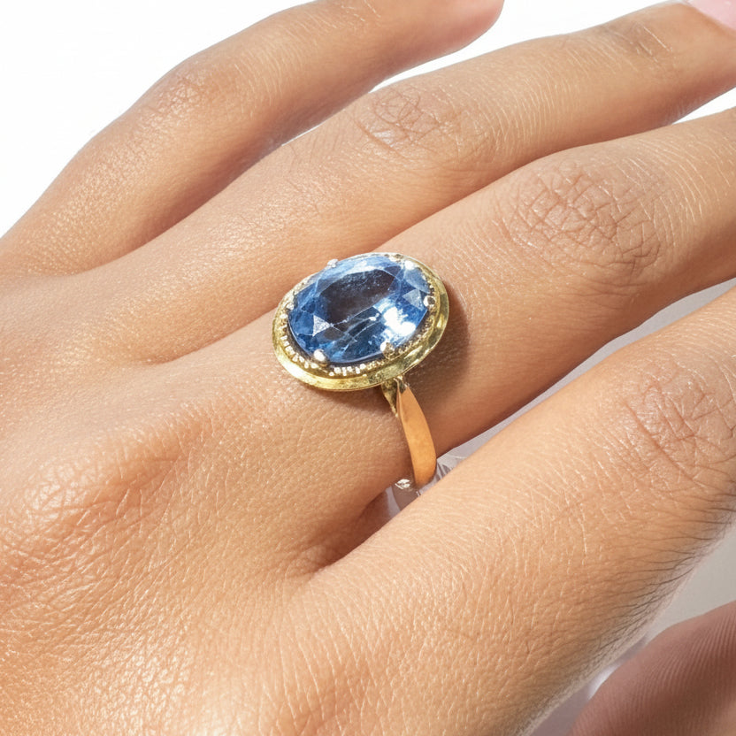 Bague ancienne en or jaune 18K avec spinelle bleu ovale - T58