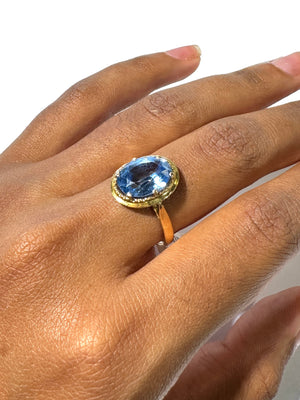 Bague ancienne en or jaune 18K avec spinelle bleu ovale - T58