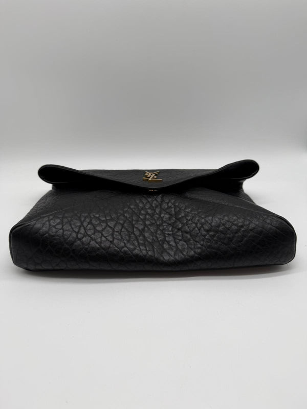 Pochette Cassandre Saint Laurent en cuir noir