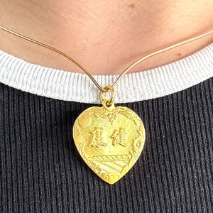 Pendentif en Or Jaune 22 Carats Motifs Asiatiques Coeurs Fleurs