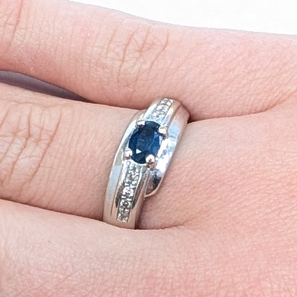 Bague en or blanc 18k avec 1 saphir 8 diamants - T54