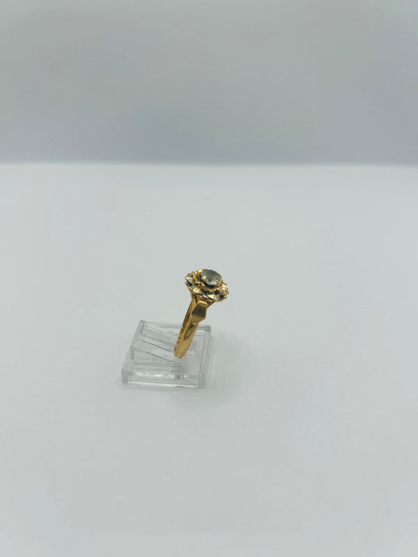 Bague en or jaune avec pierre centrale oxyde de zirconium