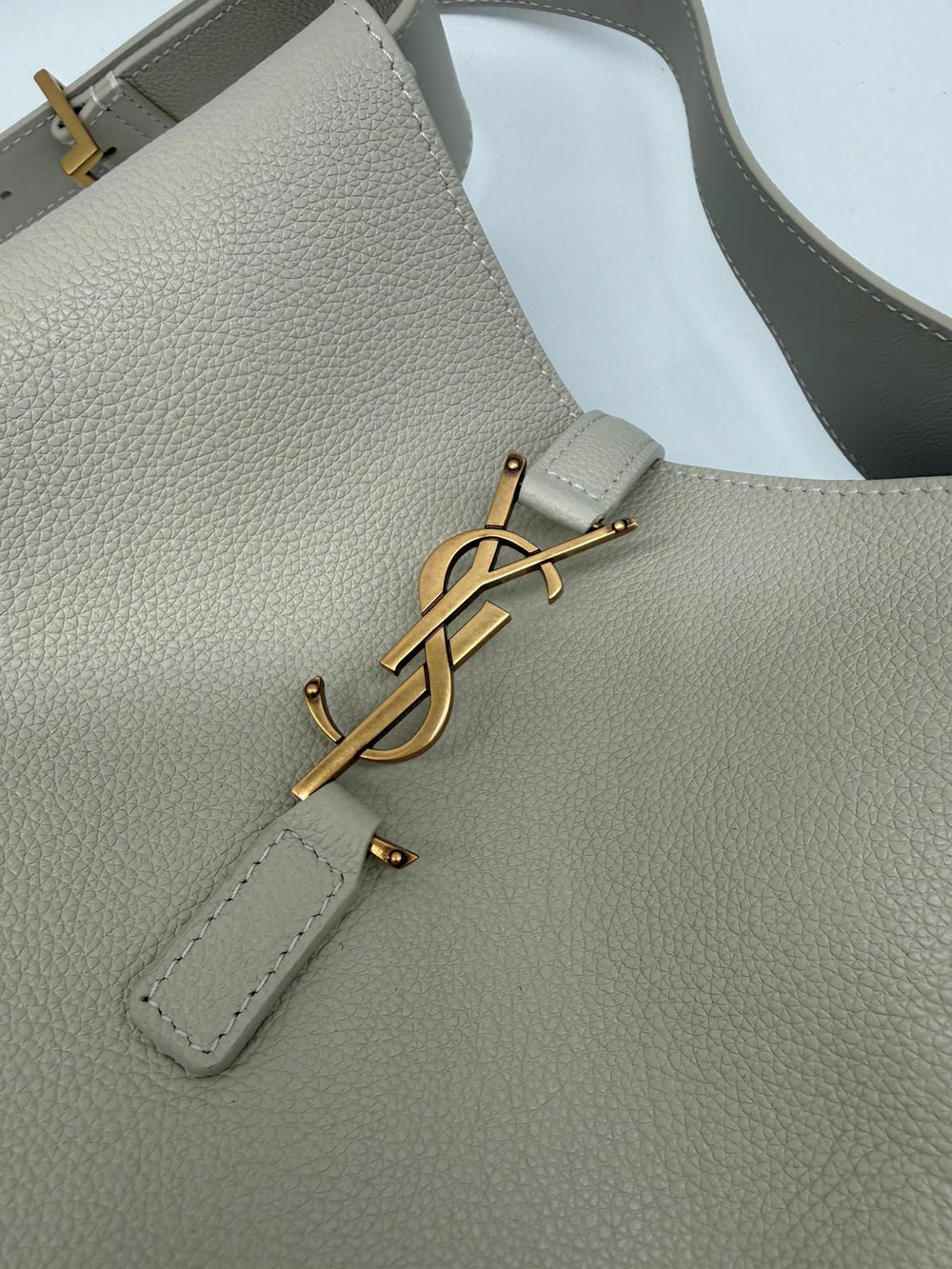 Saint Laurent Sac 5 à 7 Soft en Cuir Blanc