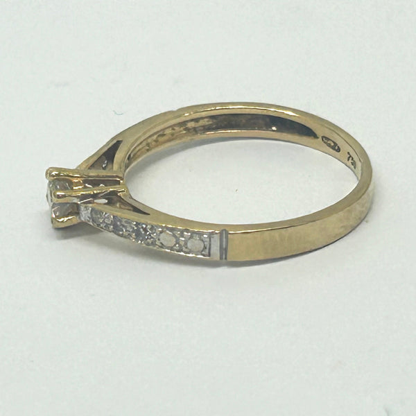 Bague solitaire en or jaune 18 K avec diamants