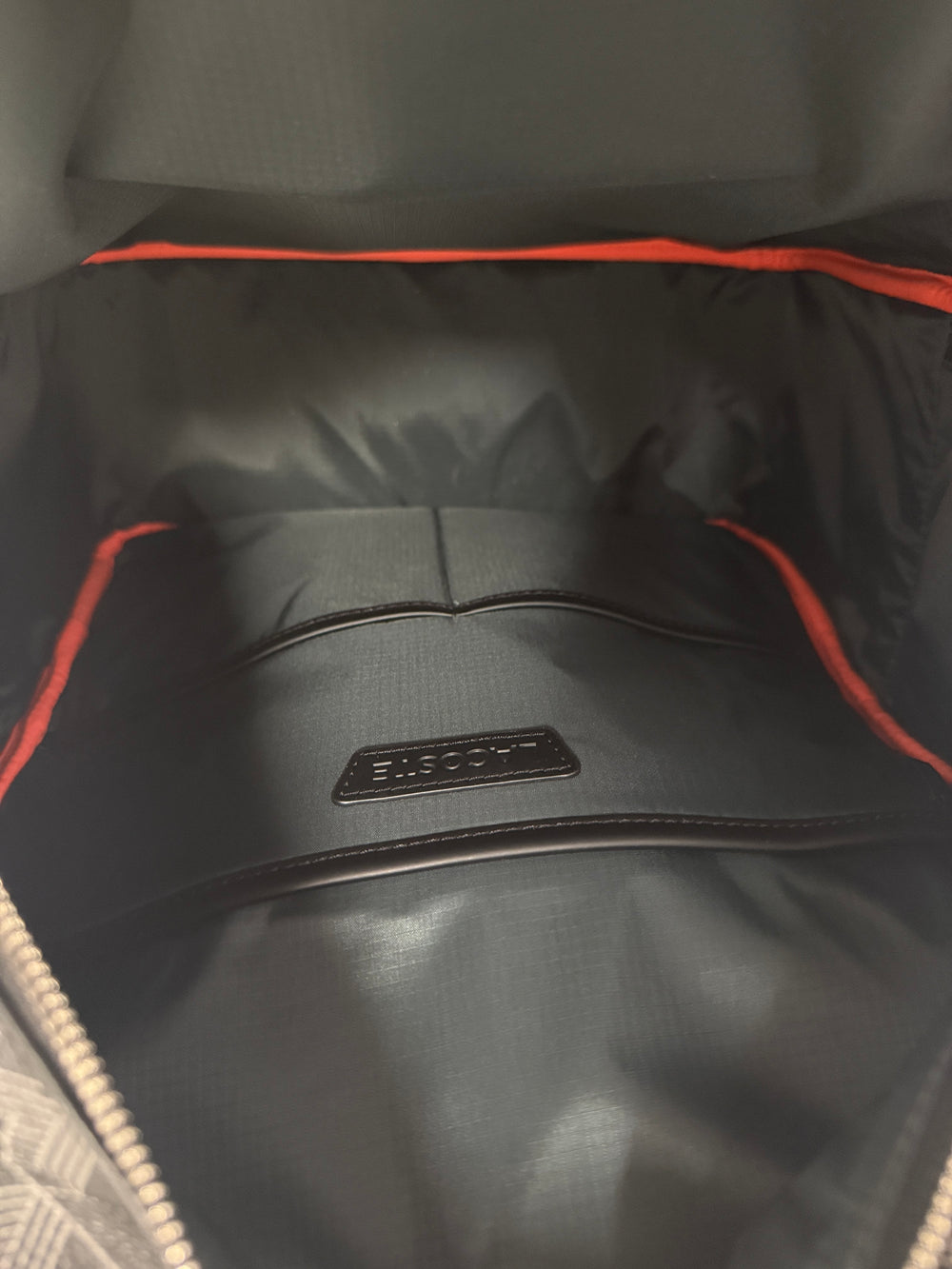 Sac à dos Monogram Lacoste The Blend – Coloris Noir et Gris