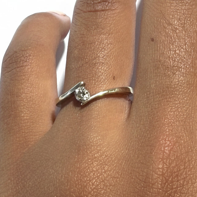 Bague Solitaire en Or Gris 18K avec Diamant