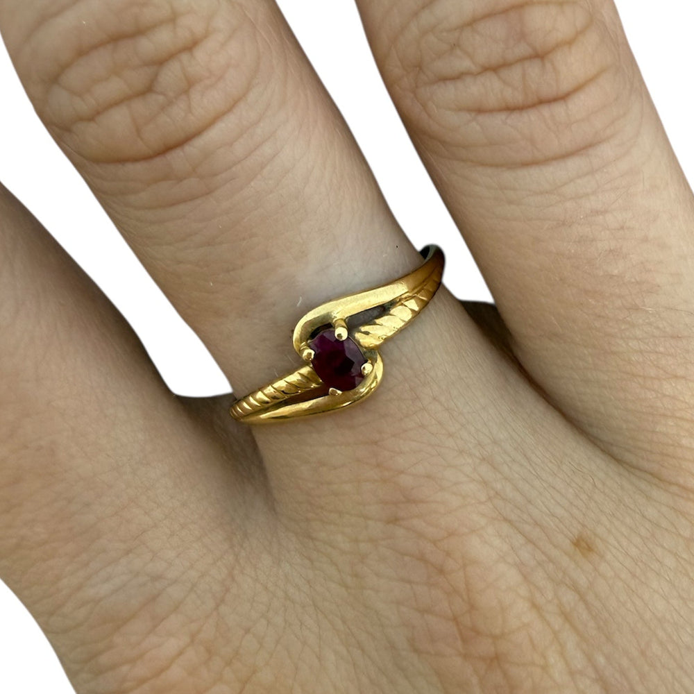 Bague en or jaune 18 carats sertie d’un rubis – Taille 57 1.20 Grs