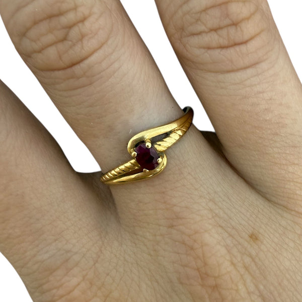 Bague en or jaune 18 carats sertie d’un rubis – Taille 57 1.20 Grs