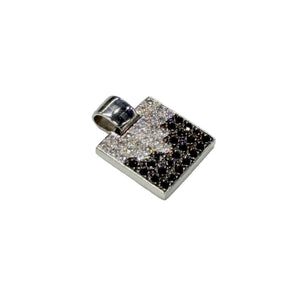 Pendentif en or blanc avec diamants noirs et blancs