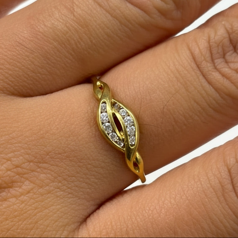 Superbe bague en or jaune empierrée zirconium