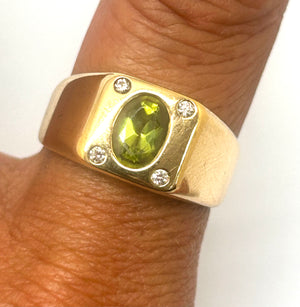 Chevalière en or jaune 18 carats avec péridot