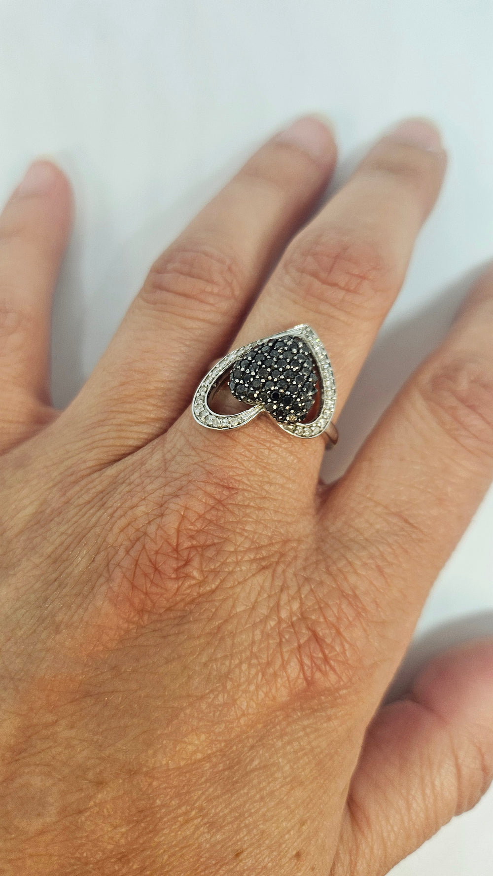 Bague Coeur en Or Blanc 18k avec Diamants Noirs et Blancs