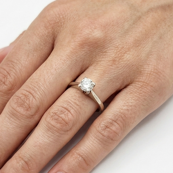 Bague solitaire en or blanc 18K - 2.75 G
