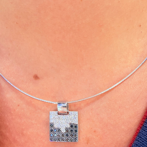 Pendentif en or blanc avec diamants noirs et blancs