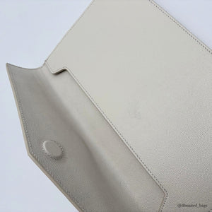 Pochette Saint Laurent Uptown en cuir grain de poudre blanc