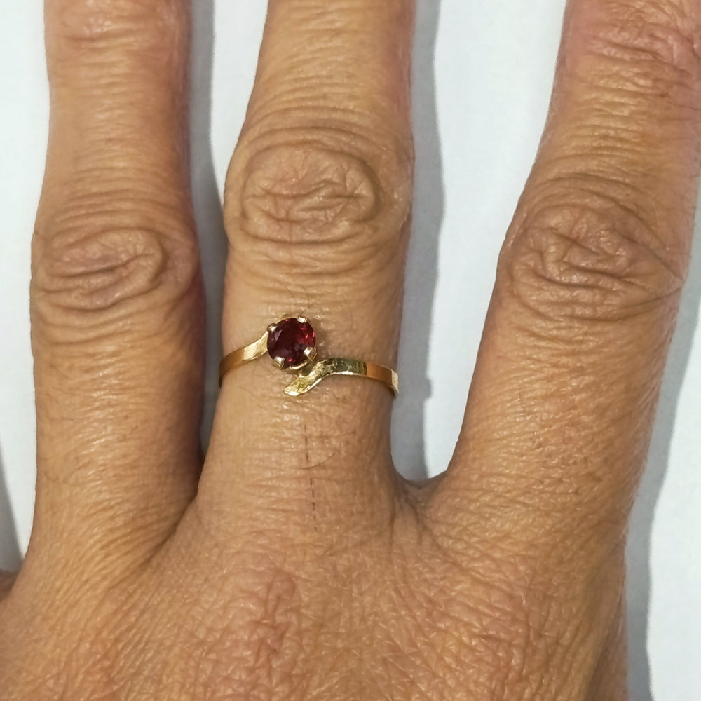 Bague solitaire en or 18k avec pierre grenat vintage