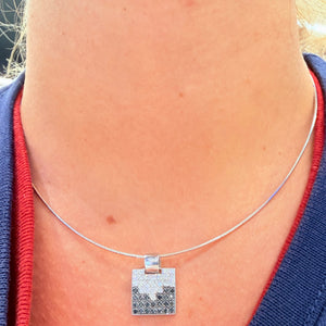 Pendentif en or blanc avec diamants noirs et blancs
