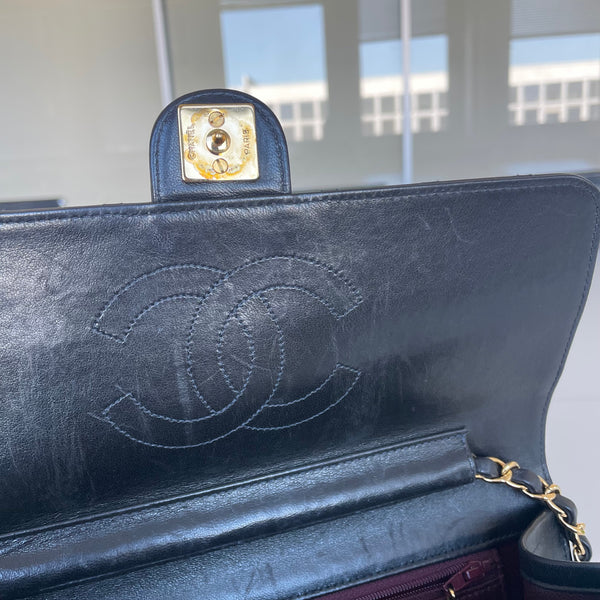 Sac à main Chanel Single Flap en cuir noir
