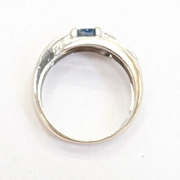 Bague en or blanc 18k avec 1 saphir 8 diamants - T54
