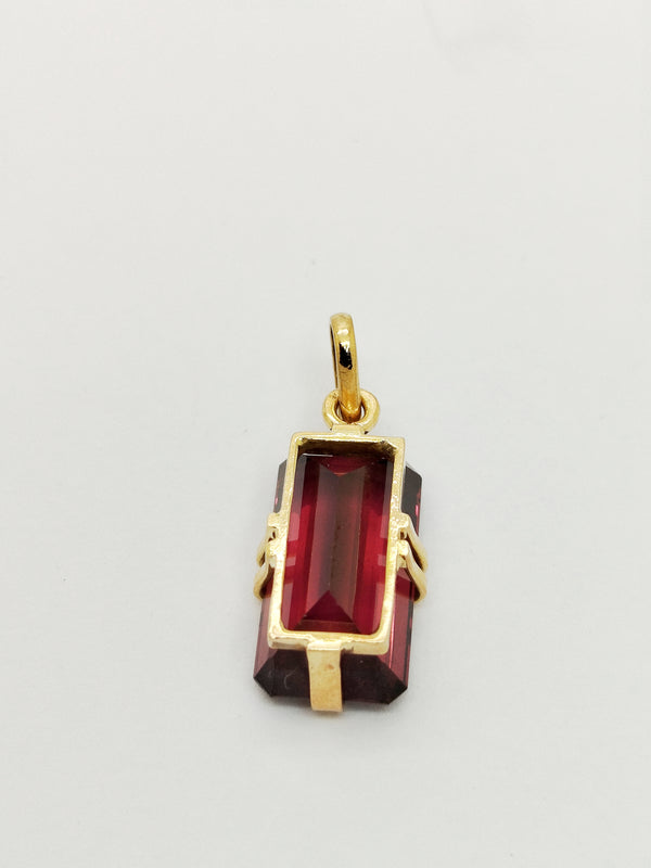 Pendentif en grenat et or jaune 18K 3.83