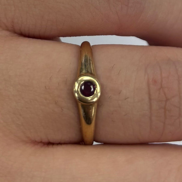 Bague en Or Jaune 18k avec pierre rouge