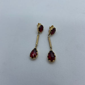 Boucles d’oreilles pendantes en or jaune 18 K avec grenats